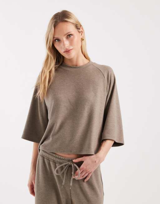 ONLY Petite – Miękki fakturowany jasnobrązowy zestaw: T-shirt o pudełkowym kroju i spodnie z szerokimi nogawkami, 2 z 3