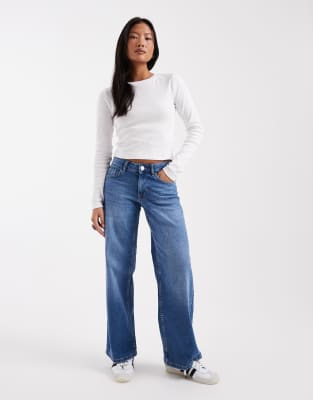 ONLY Petite - Judy - Jeans in mittlerem Denimblau mit niedrigem Bund und weitem Bein