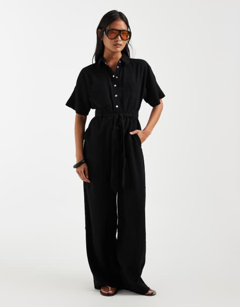 ONLY Petite – Kurzärmliger Jumpsuit in Schwarz mit Bindegürtel - view 1