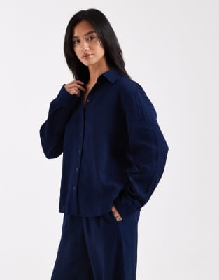 ONLY Petite - Langärmliges Seersucker-Hemd in Marineblau, Kombiteil