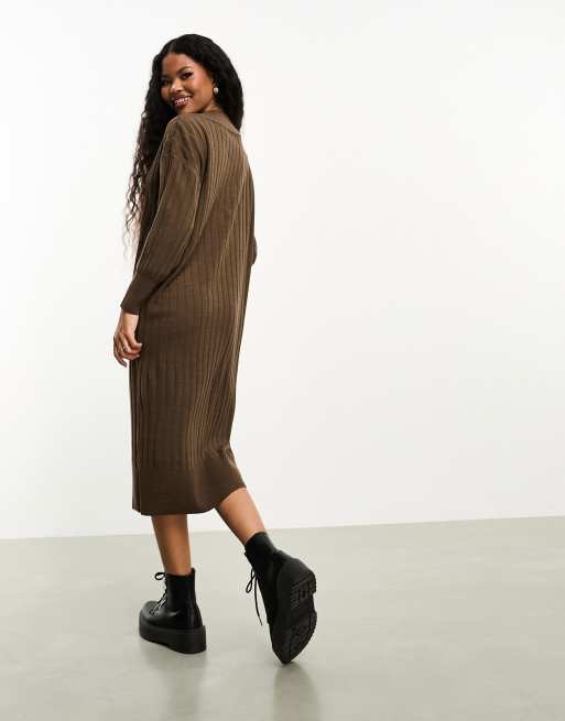 Only Petite – Langes Strickkleid in Braun mit V-Ausschnitt ASOS