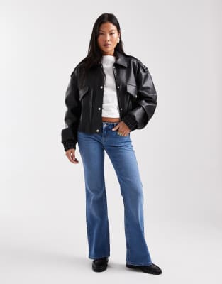 Only Petite - Lola - Schlagjeans aus hellblauem Denim mit sehr niedrigem Bund