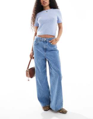 Only Petite - Maisie - Locker sitzende Jeans in Hellblau mit weitem Bein und niedrigem Bund