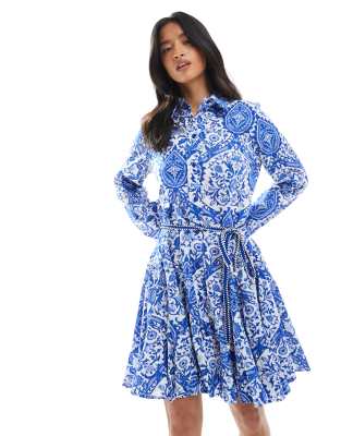 ONLY Petite - Minikleid in Blau mit Kachelmuster und tief angesetztem Saum