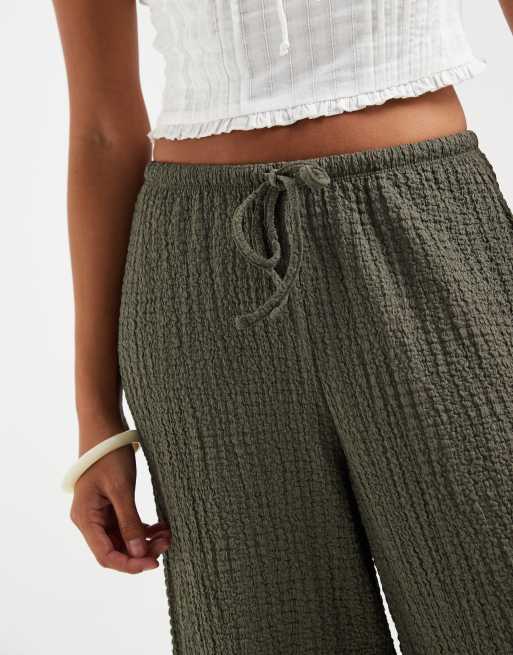 ONLY Petite – Olivgröna byxor med krinklad textur och hög midja, 3 av 5