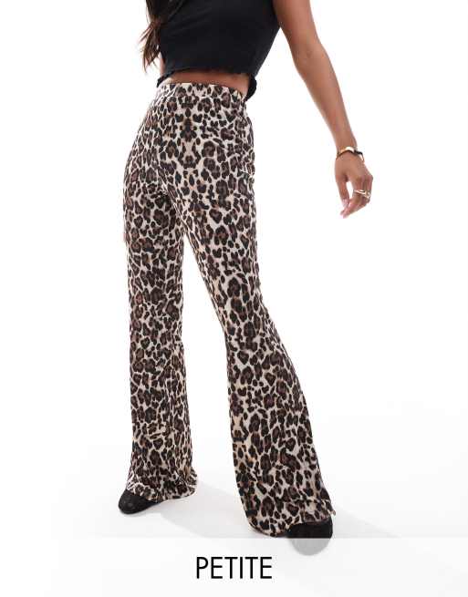 ONLY Petite - Pantalon côtelé évasé à imprimé léopard - Marron