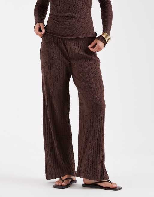 ONLY Petite - Pantalon d'ensemble ample en tissu texturé - Chocolat, 2 de 5