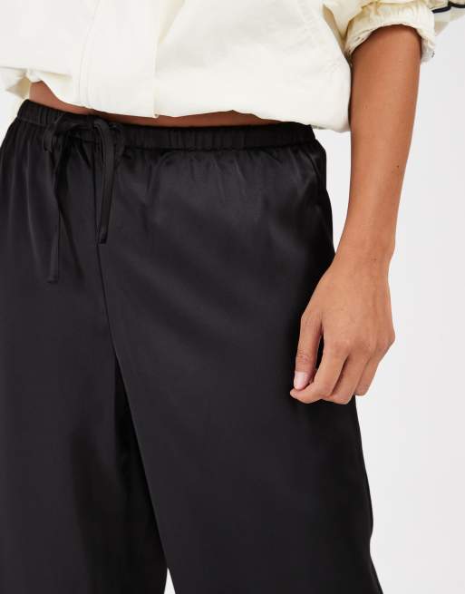 Only Petite - Pantalones de satén de talle estándar en negro, 4 de 5