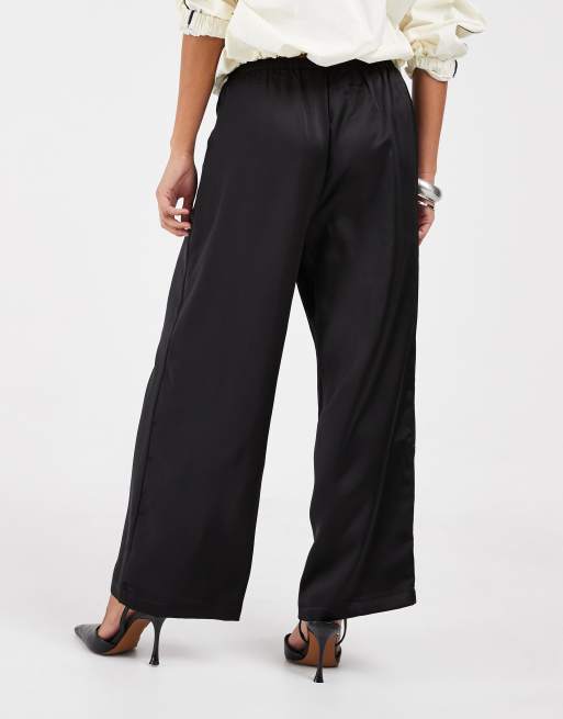 Only Petite - Pantalones de satén de talle estándar en negro, 5 de 5