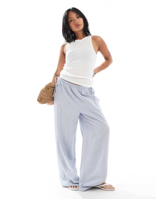 ONLY Petite - Pantaloni a fondo ampio blu a righe con dettaglio allacciato