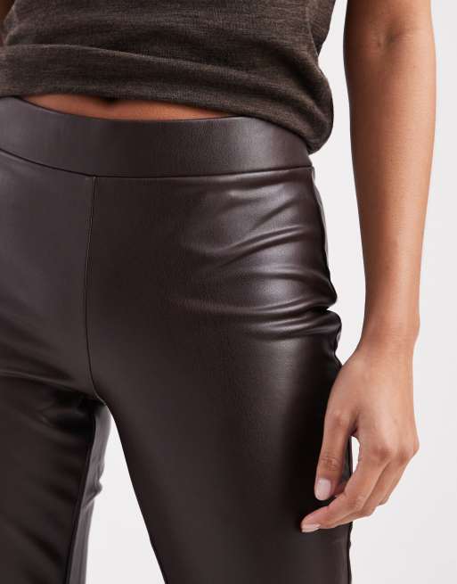 ONLY Petite - Pantaloni a zampa marroni in pelle sintetica, 3 di 5