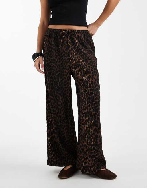 ONLY Petite - Pantaloni plissé a fondo ampio con stampa animalier, 2 di 5