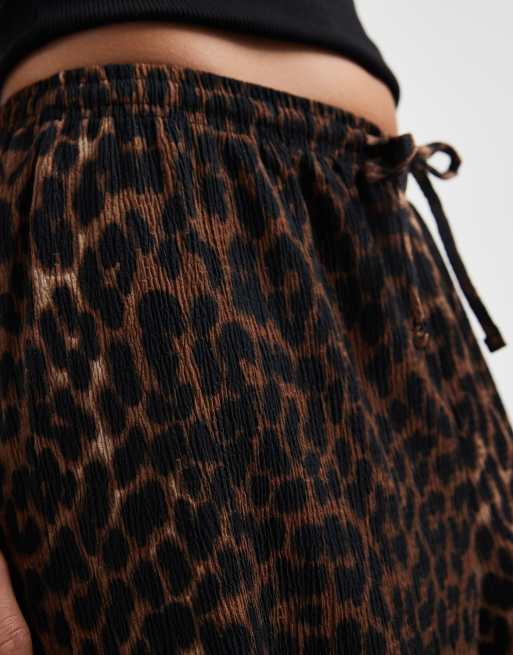 ONLY Petite - Pantaloni plissé a fondo ampio con stampa animalier, 5 di 5