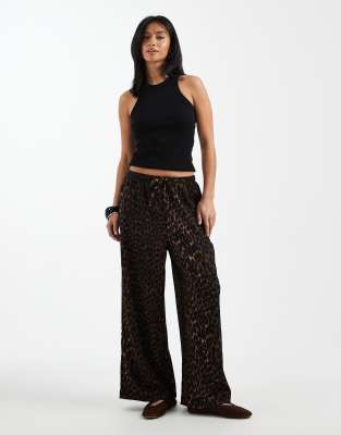 ONLY Petite - Plissierte Hose mit Animal-Print und weitem Bein-Brown