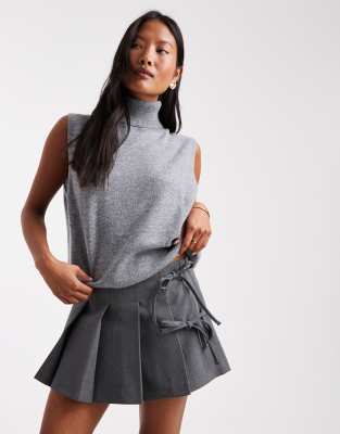 ONLY Petite - Plissierter Mini-Skort in Dunkelgrau mit Bindedetail