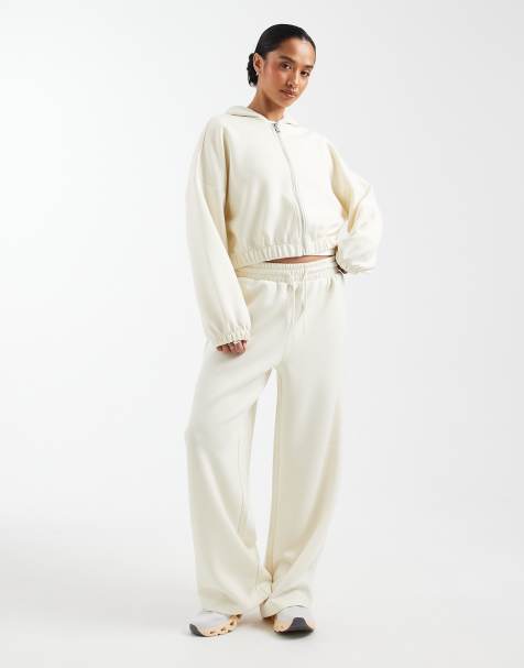 ONLY Petite – Set in Creme mit weicher Haptik, aus Kapuzenpullover und Jogginghose - view 1