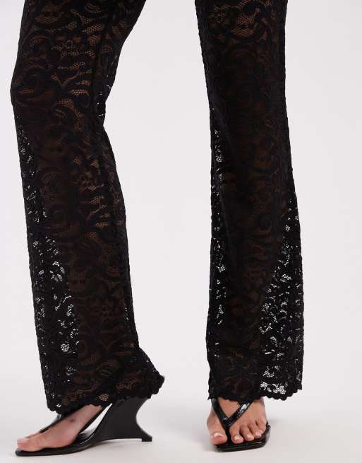 ONLY Petite Spitzenhose mit ausgestelltem Bein in Schwarz, 2 von 5