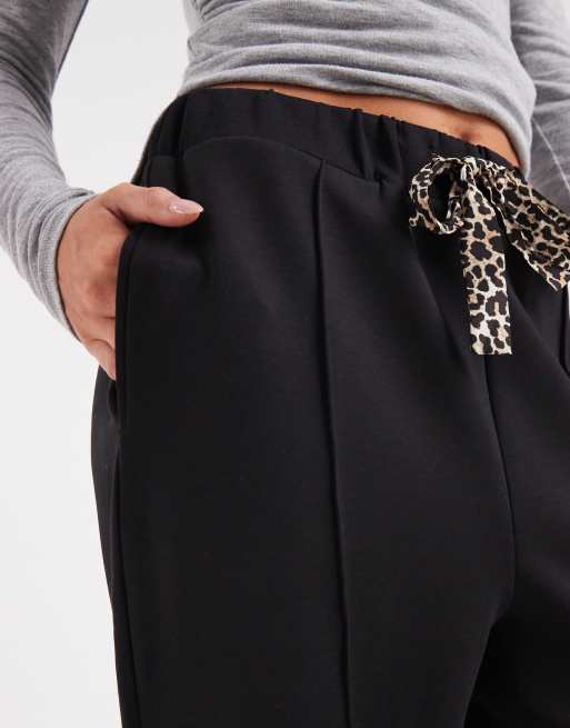 ONLY Petite – Svarta byxor med leopardmönstrad rosett, 3 av 5