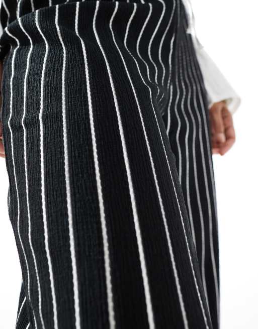 ONLY Petite – Svarta, randiga och texturerade byxor med vida ben, 2 av 5