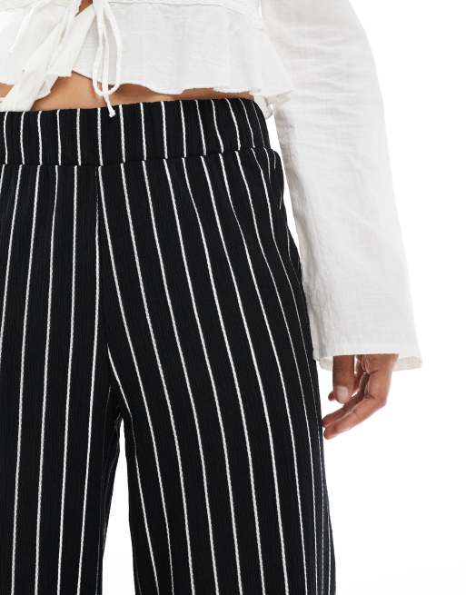ONLY Petite – Svarta, randiga och texturerade byxor med vida ben, 3 av 5