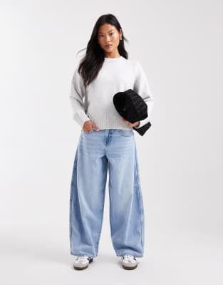 Only Petite - Taylor - Jeans in Hellblau mit abgerundetem Beinschnitt und hohem Bund