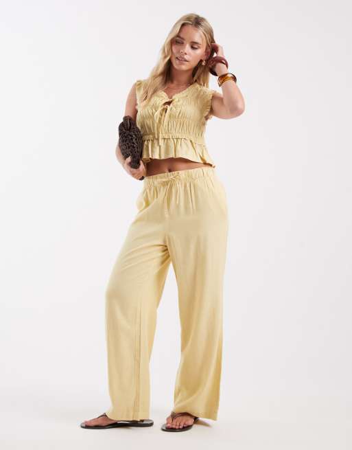 ONLY Petite - Coordinato giallo pallido in misto lino con top arricciato allacciato sul davanti e pantaloni, 2 di 3