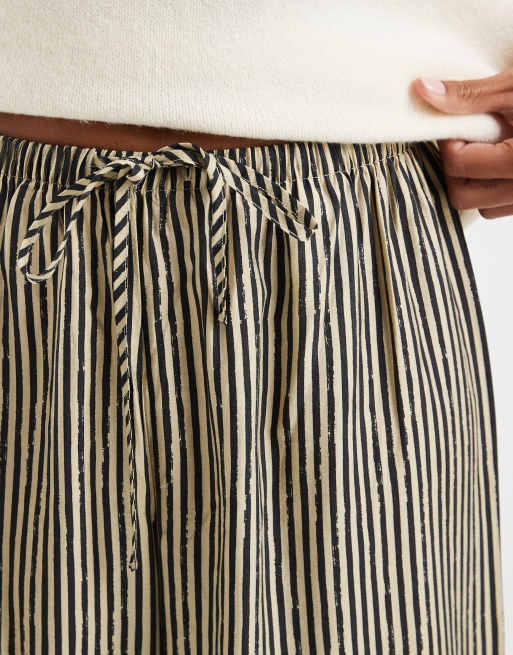 ONLY Petite – Wciągane spodnie w czarne paski, 4 z 5