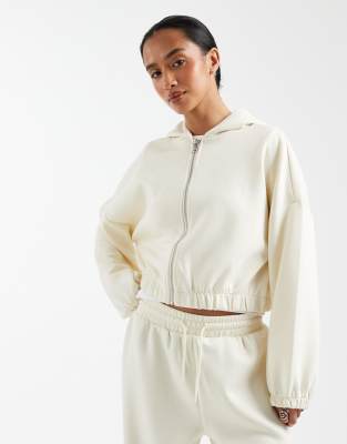 ONLY Petite - Weicher, kurzer Kapuzenpullover in Cremeweiß, Kombiteil