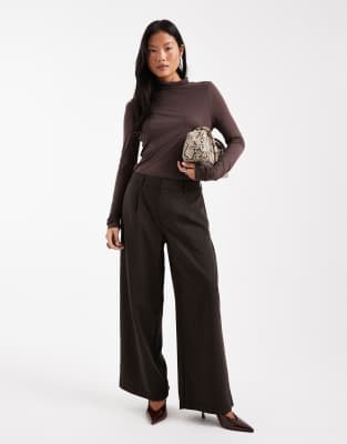 ONLY Petite - Weit geschnittene, elegante Hose in Braun mit niedrigem Bund und Nadelstreifen-Brown