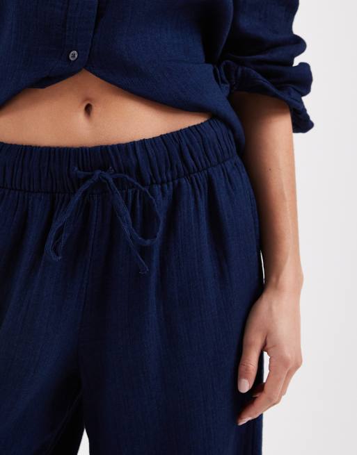 ONLY Petite – Weit geschnittene Hose aus Seersucker in Marineblau, Kombiteil, 3 von 5
