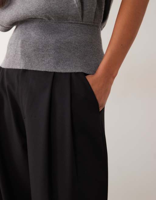 ONLY Petite wide leg pleated tailored trousers in black, 4 of 5