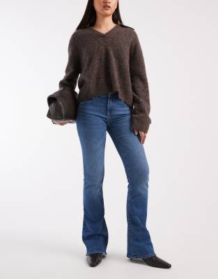 ONLY - Phoebe - Schlagjeans in Mittelblau mit niedrigem Bund