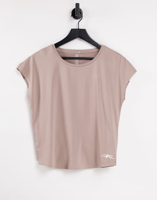 https://images.asos-media.com/products/only-play-short-sleeve-training-t-shirt-in-mocha-meringue/24492154-1-mochameringue?$n_550w$&wid=550&fit=constrain