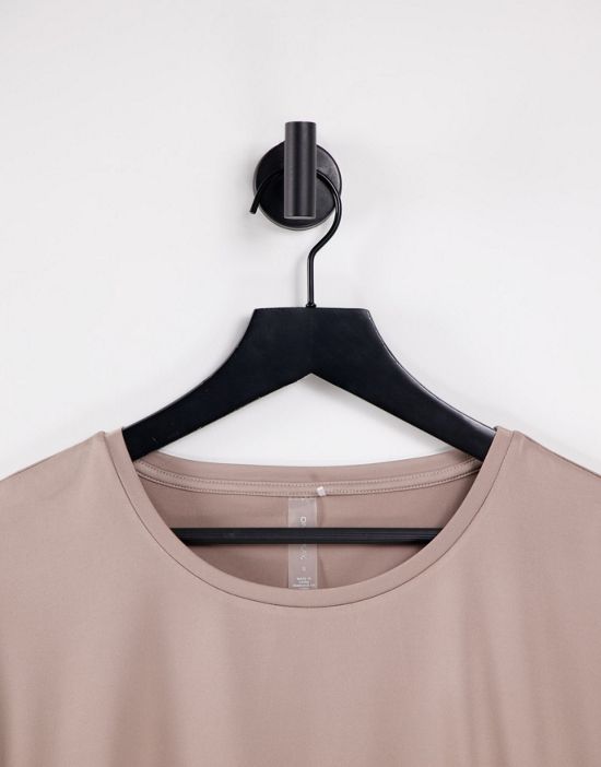 https://images.asos-media.com/products/only-play-short-sleeve-training-t-shirt-in-mocha-meringue/24492154-3?$n_550w$&wid=550&fit=constrain