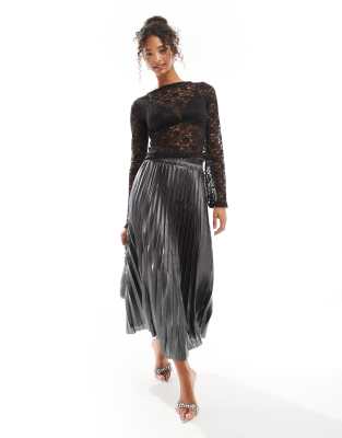 pleated maxi skirt in gray metallic