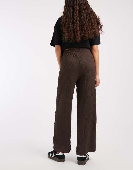 ONLY plisse wide leg trousers in brown, 3 of 5