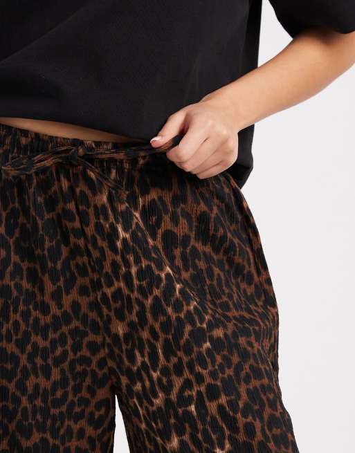 ONLY – Plissierte Hose mit Animal-Print und weitem Bein, 4 von 5