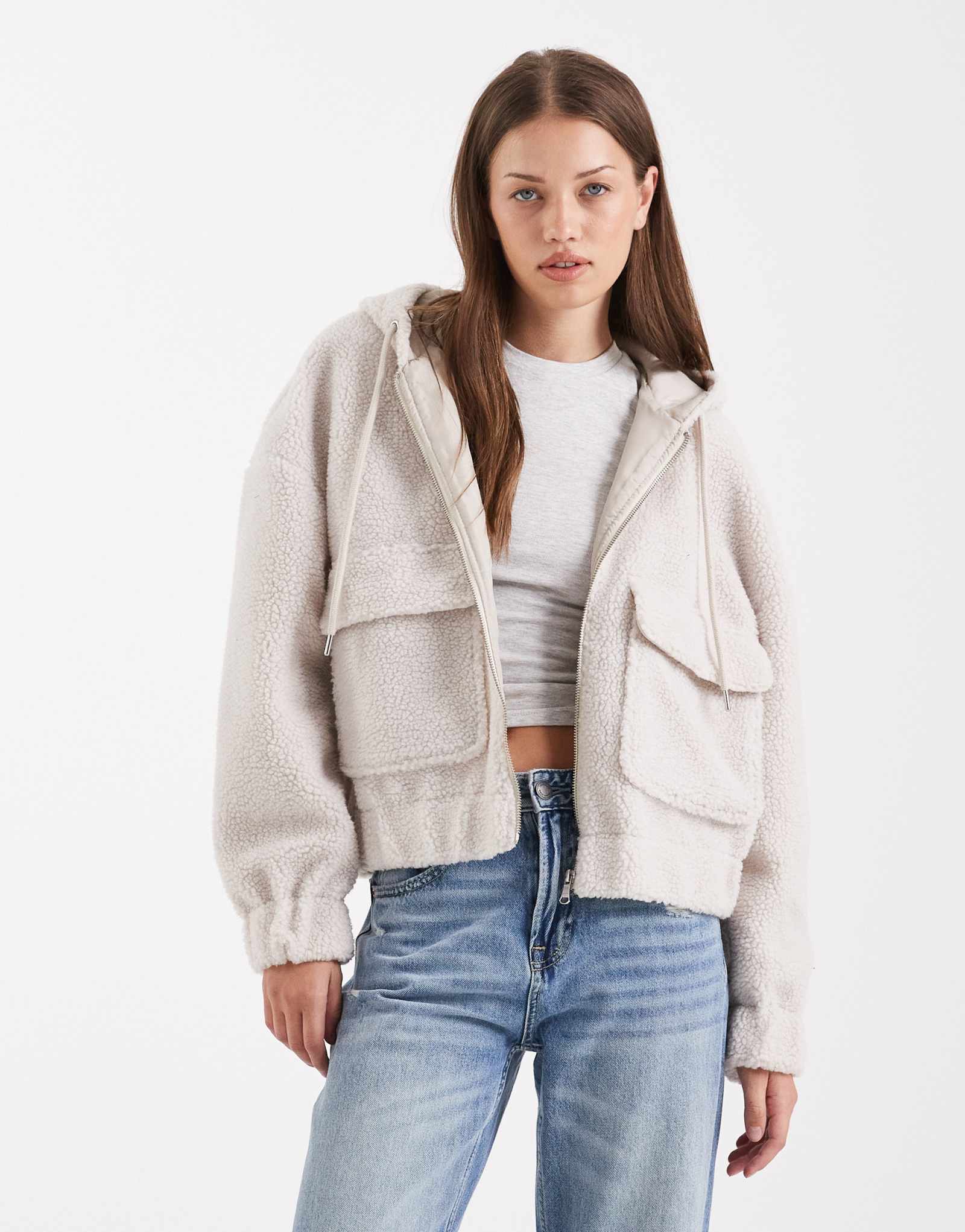 Плюшевая куртка с капюшоном и единственным карманом из камня