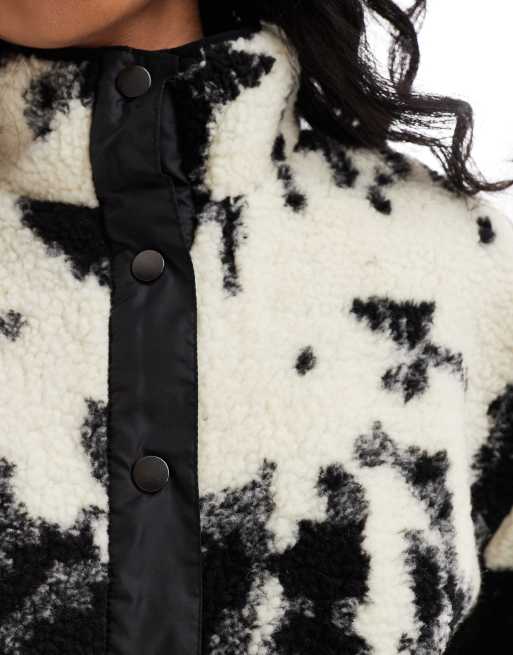 ONLY - Polaire boutonnée en imitation peau de mouton à motif vache