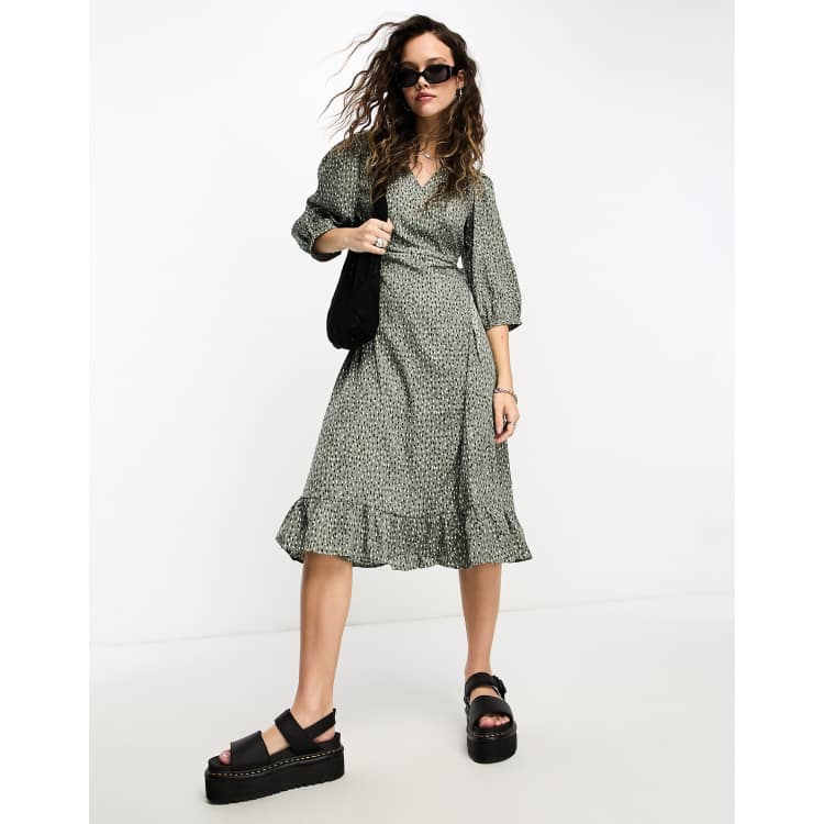 Only puff sleeve wrap midi dress in green spot