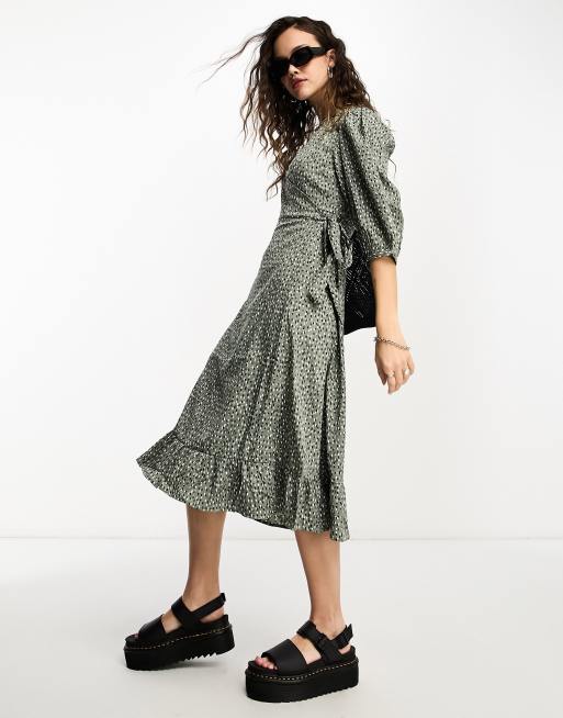 Only puff sleeve wrap midi dress in green spot