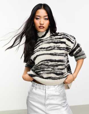 Only - Pull doux à col montant avec rayures abstraites - Noir et blanc