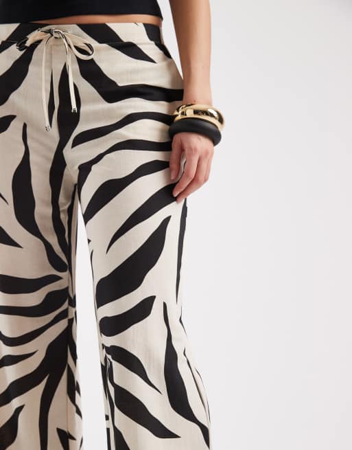 ONLY - Pull on-bukser med brede ben og sort blomstermønster, 4 af 5