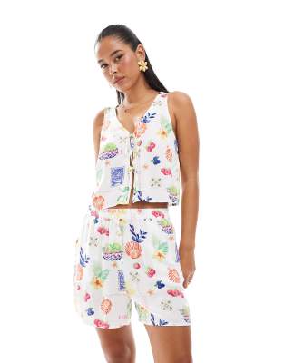 ONLY ONLY pull on short co-ord in postcard print-White