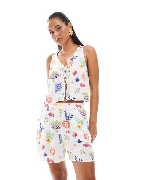 ONLY pull on short co-ord in postcard print - view 1