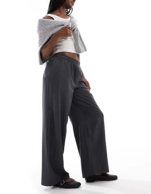 pull-on wide leg pants in charcoal-Gray