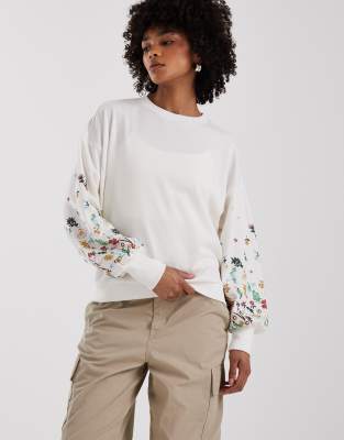 ONLY - Pullover in Weiß mit Rundhalsausschnitt und Blumenmuster an den Ärmeln