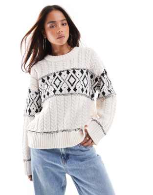 round neck argyle knitted sweater in white