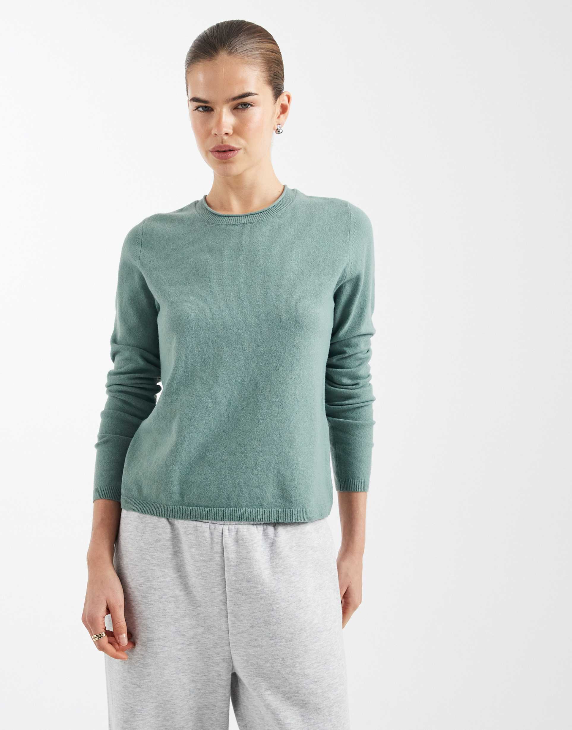 only round neck knit top in light green