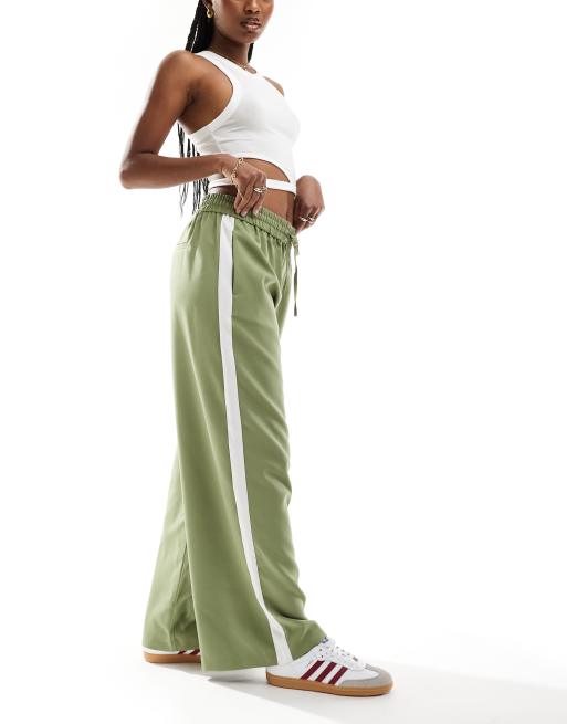 ONLY – Schlupfhose in Khaki mit Kontrastbahn 
